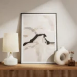 affiche abstraite aux lignes courbes noires et tons beiges marron et rose clair meuble.webp