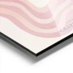 affiche abstraite aux lignes ondulees roses et beiges sur fond clair avec le tex aluminium.webp