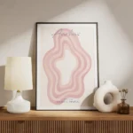 affiche abstraite aux lignes ondulees roses et beiges sur fond clair avec le tex meuble.webp