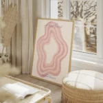 affiche abstraite aux lignes ondulees roses et beiges sur fond clair avec le tex salon beige.webp