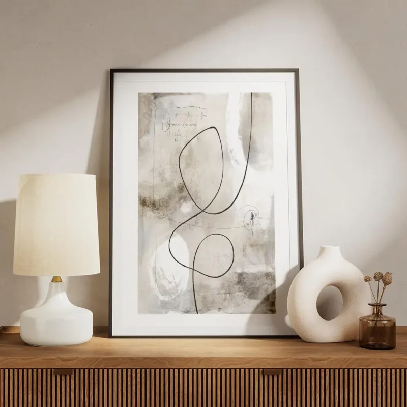 affiche abstraite aux tons gris beige avec des lignes noires et blanches et des meuble.webp