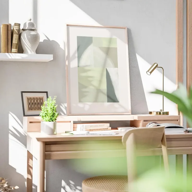 affiche abstraite aux tons verts apaisants motifs geometriques et coups de pince bureau.webp