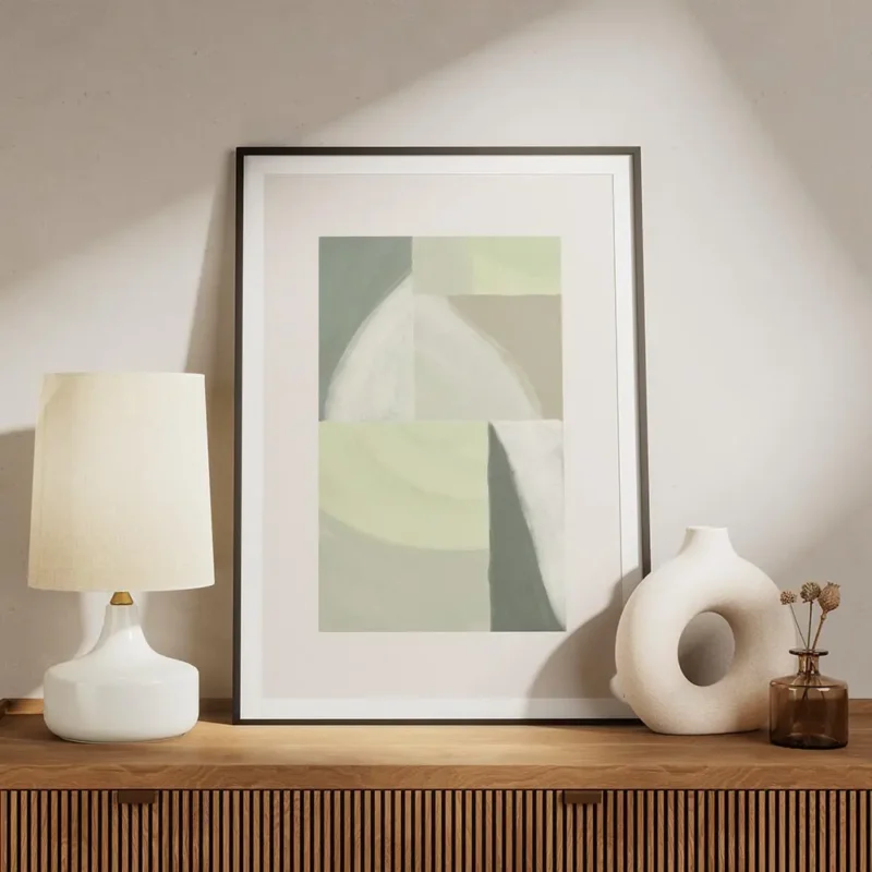 affiche abstraite aux tons verts apaisants motifs geometriques et coups de pince meuble.webp
