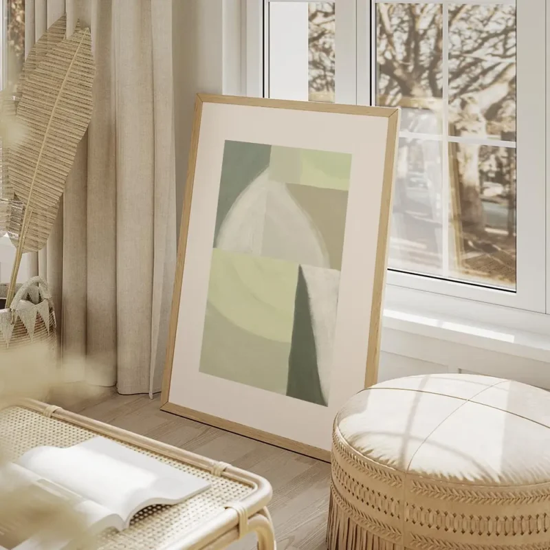 affiche abstraite aux tons verts apaisants motifs geometriques et coups de pince salon beige.webp