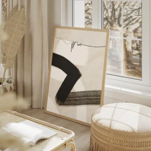 affiche abstraite avec coups de pinceau noirs et blancs et une ligne noire sur f salon beige.webp
