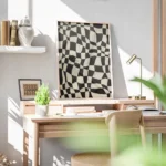 affiche abstraite avec des carreaux noirs et blancs ondules creant un motif dami bureau.webp