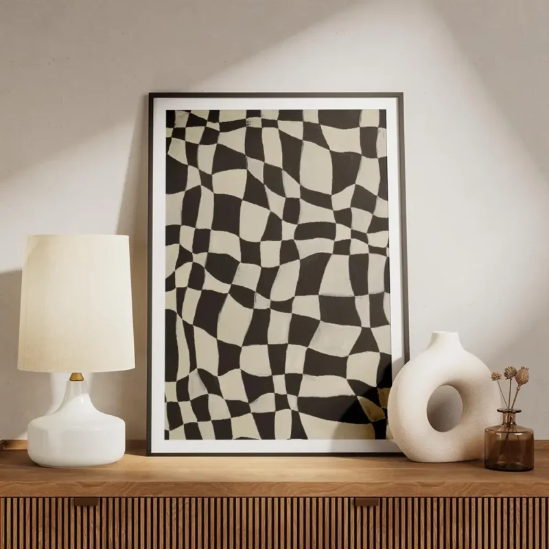 affiche abstraite avec des carreaux noirs et blancs ondules creant un motif dami meuble.webp
