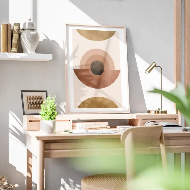 affiche abstraite avec des cercles et demi cercles terracotta et dores sur fond bureau.webp