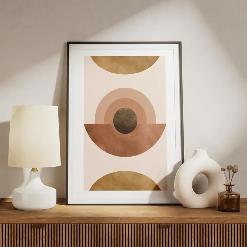 affiche abstraite avec des cercles et demi cercles terracotta et dores sur fond meuble.webp