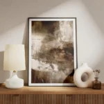 affiche abstraite avec des coups de pinceau dynamiques en blanc beige et marron meuble.webp