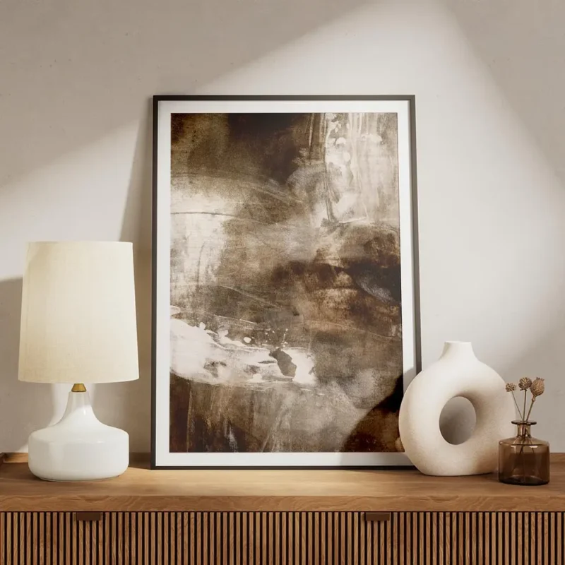 affiche abstraite avec des coups de pinceau dynamiques en blanc beige et marron meuble.webp