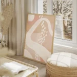 affiche abstraite avec des coups de pinceau et des points blancs sur un fond cou salon beige.webp