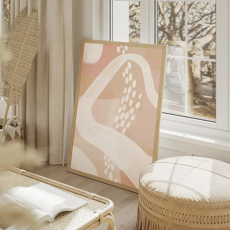 affiche abstraite avec des coups de pinceau et des points blancs sur un fond cou salon beige.webp