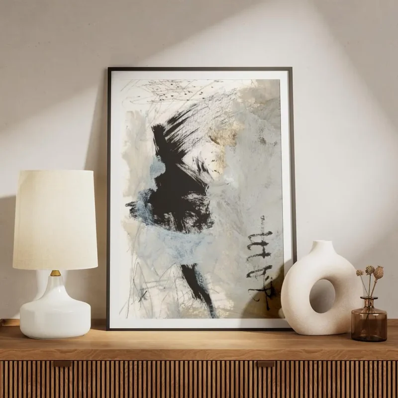 affiche abstraite avec des coups de pinceau noirs blancs bleus et beiges et des meuble.webp