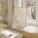 affiche abstraite avec des coups de pinceau textures en beige rose et blanc aspe salon beige.webp