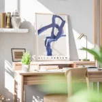 affiche abstraite avec des formes bleues sur un fond beige typographie noire en bureau.webp