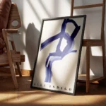 affiche abstraite avec des formes bleues sur un fond beige typographie noire en encadre.webp