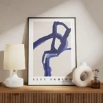 affiche abstraite avec des formes bleues sur un fond beige typographie noire en meuble.webp