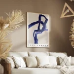 affiche abstraite avec des formes bleues sur un fond beige typographie noire en salon.webp