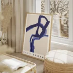 affiche abstraite avec des formes bleues sur un fond beige typographie noire en salon beige.webp