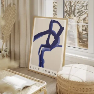 affiche abstraite avec des formes bleues sur un fond beige typographie noire en salon beige.webp