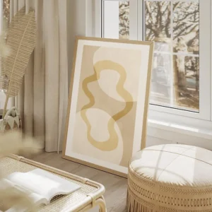 affiche abstraite avec des formes courbes jaunes et beiges creant un motif fluid salon beige.webp