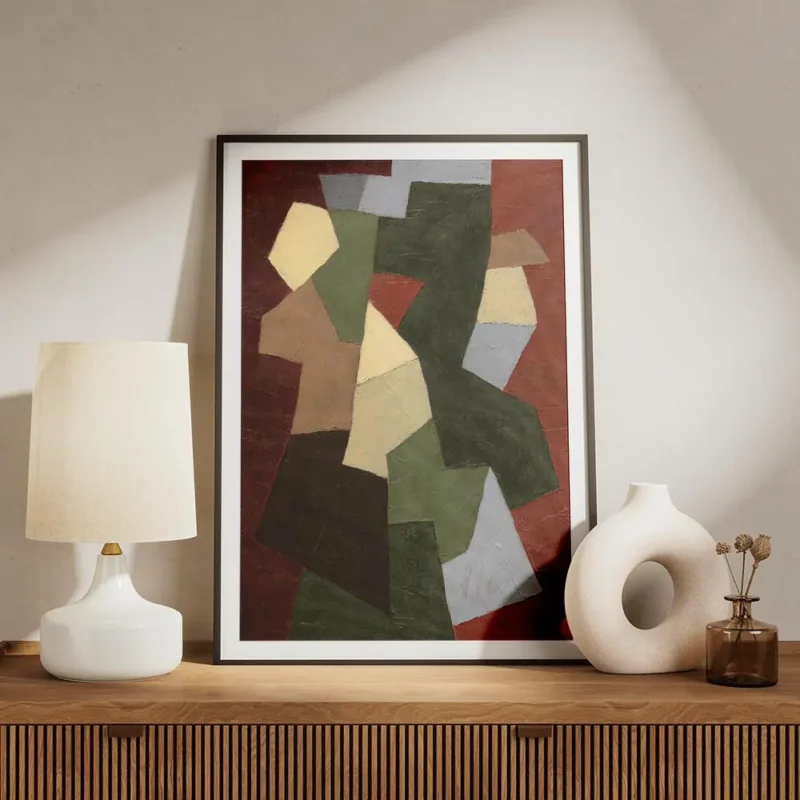 affiche abstraite avec des formes geometriques beige vert marron et gris sur un meuble.webp
