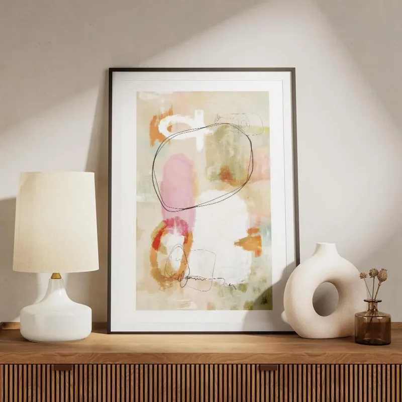affiche abstraite avec des formes orange rose noir blanc sur fond beige et vert meuble.webp