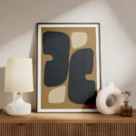 affiche abstraite avec des formes organiques arrondies bleu fonce et beige sur u meuble.webp