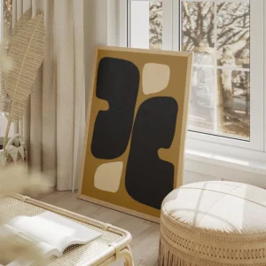 affiche abstraite avec des formes organiques arrondies bleu fonce et beige sur u salon beige.webp