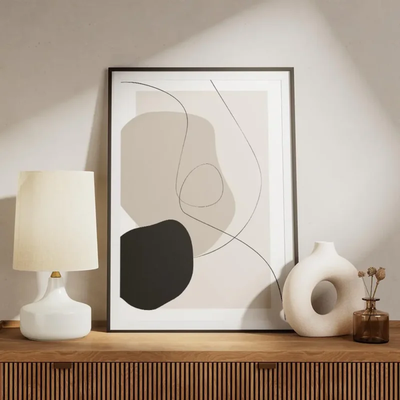 affiche abstraite avec des formes organiques beiges et noires et des lignes fine meuble.webp