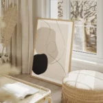 affiche abstraite avec des formes organiques beiges et noires et des lignes fine salon beige.webp