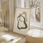 affiche abstraite avec des formes organiques irregulieres en vert beige et blanc salon beige.webp