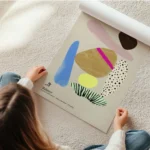 affiche abstraite avec des formes organiques roses bleues marron jaunes et des m en rouleau.webp