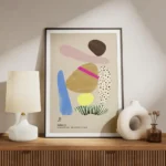 affiche abstraite avec des formes organiques roses bleues marron jaunes et des m meuble.webp