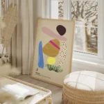 affiche abstraite avec des formes organiques roses bleues marron jaunes et des m salon beige.webp