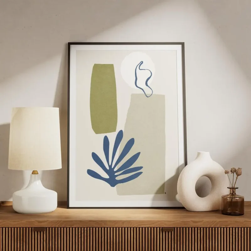 affiche abstraite avec des formes organiques vertes beiges et bleues et des lign meuble.webp