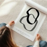 affiche abstraite avec des lignes noires epaisses et fines sur un fond beige cla en rouleau.webp