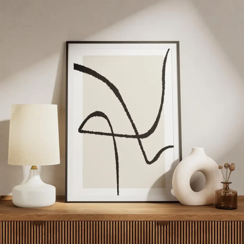 affiche abstraite avec des lignes noires epaisses sur un carre beige clair fond meuble.webp