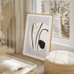 affiche abstraite avec des rayures bleues des formes blanches et noires et des l salon beige.webp