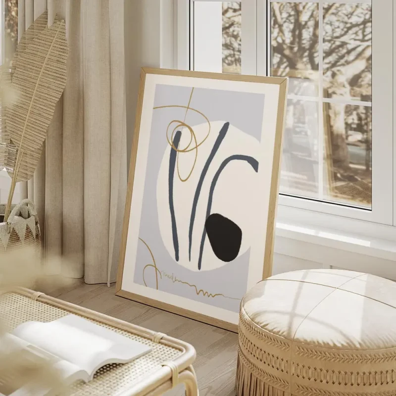 affiche abstraite avec des rayures bleues des formes blanches et noires et des l salon beige.webp