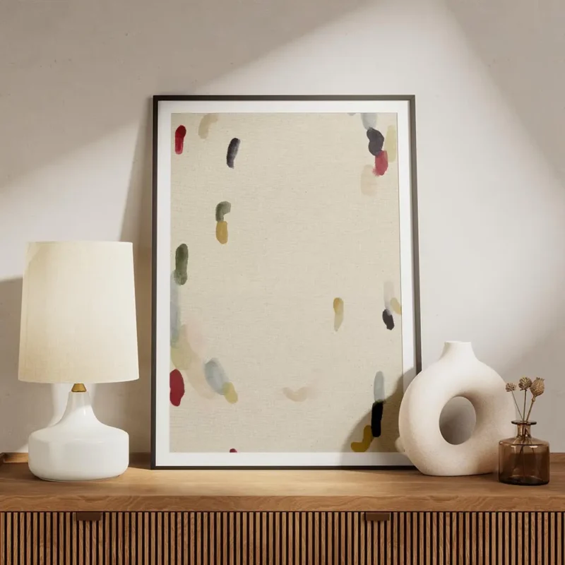 affiche abstraite avec des touches de peinture organiques rouges vertes bleues e meuble.webp