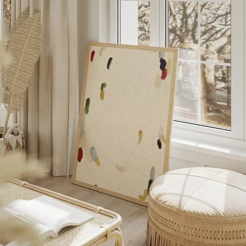 affiche abstraite avec des touches de peinture organiques rouges vertes bleues e salon beige.webp