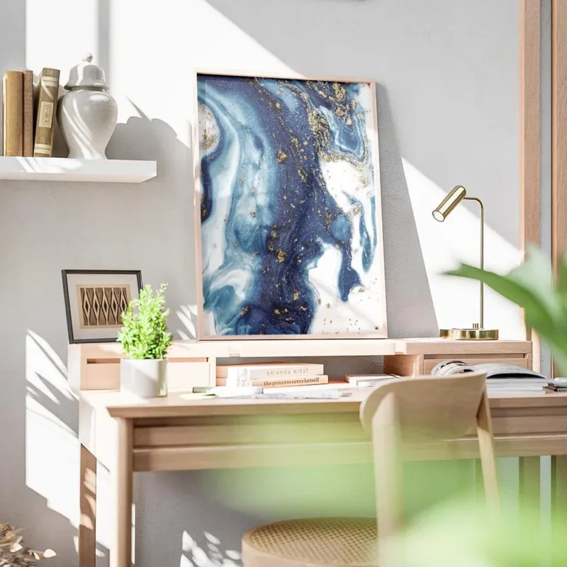 affiche abstraite avec des tourbillons de peinture bleue blanche et doree bureau.webp