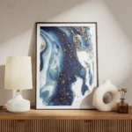 affiche abstraite avec des tourbillons de peinture bleue blanche et doree meuble.webp
