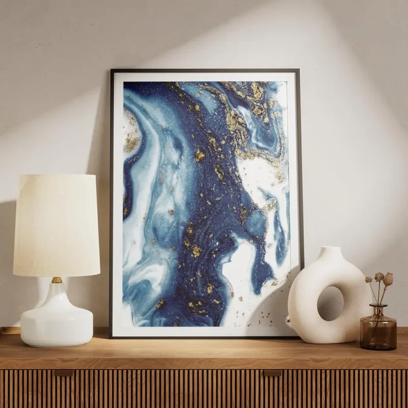 affiche abstraite avec des tourbillons de peinture bleue blanche et doree meuble.webp