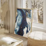 affiche abstraite avec des tourbillons de peinture bleue blanche et doree salon beige.webp
