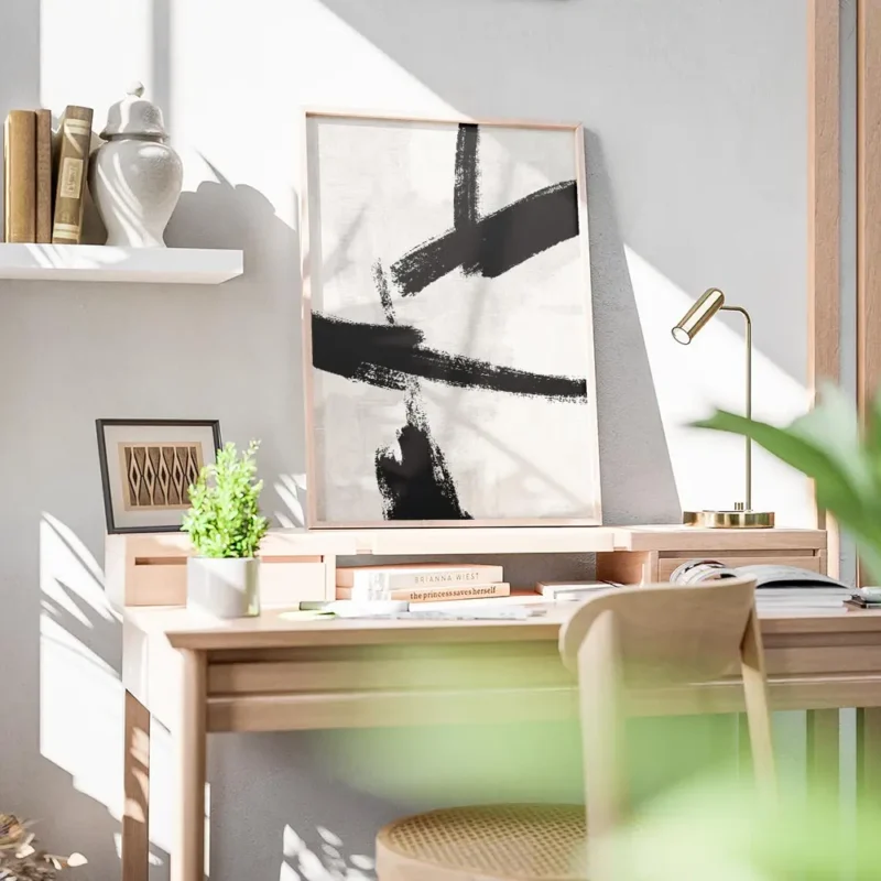 affiche abstraite avec des traits de pinceau noirs epais sur un fond gris clair bureau.webp