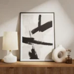 affiche abstraite avec des traits de pinceau noirs epais sur un fond gris clair meuble.webp
