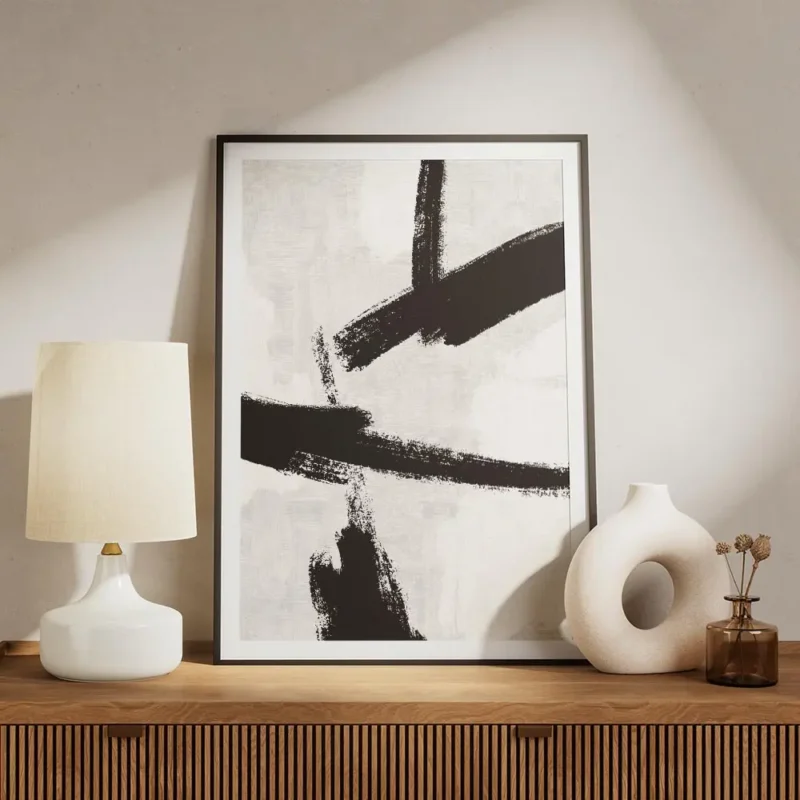 affiche abstraite avec des traits de pinceau noirs epais sur un fond gris clair meuble.webp